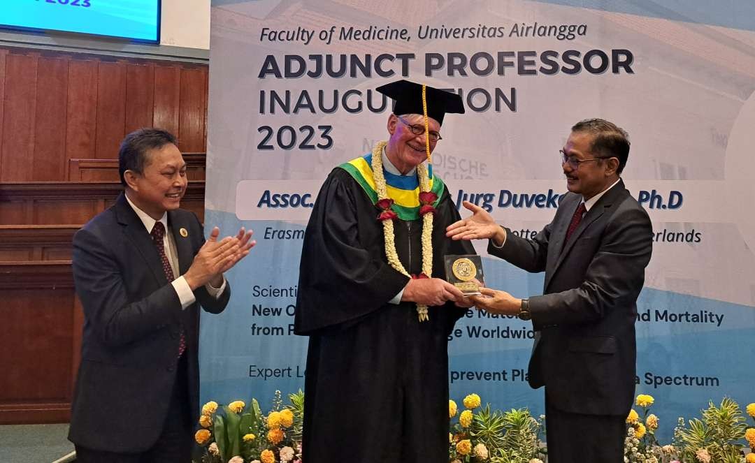 Fakultas Kedokteran (FK) Unair kembali melakukan pengukuhan guru besar luar negeri atau Adjunct Professor Departemen Obstetri and Ginekologi kepada AssociateProf. Johannes Jürg Duvekot, MD, PhD dari Erasmus University Medical Centre, Rotterdam, Belanda. (Foto: Pita Sari/Ngopibareng.id)