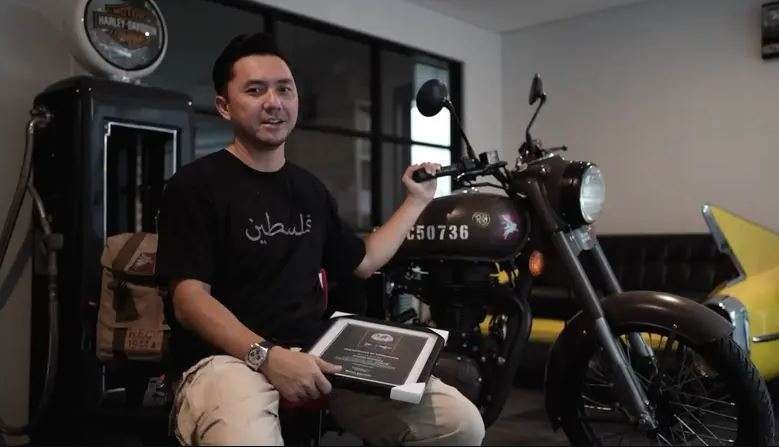 Ananda Omesh dan istrinya, Dian Ayu Lestari lelang motor koleksinya untuk donasi Palestina laku Rp300 juta. (Foto: Instagram @omeshomesh)