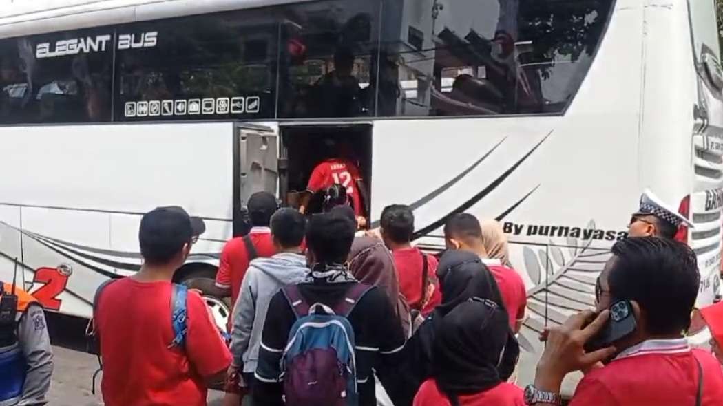 Rombongan penonton Piala Dunia U-17 yang berangkat dari Balai Kota, ramai seperti akan mudik. (Foto: Pita Sari/Ngopibareng.id)