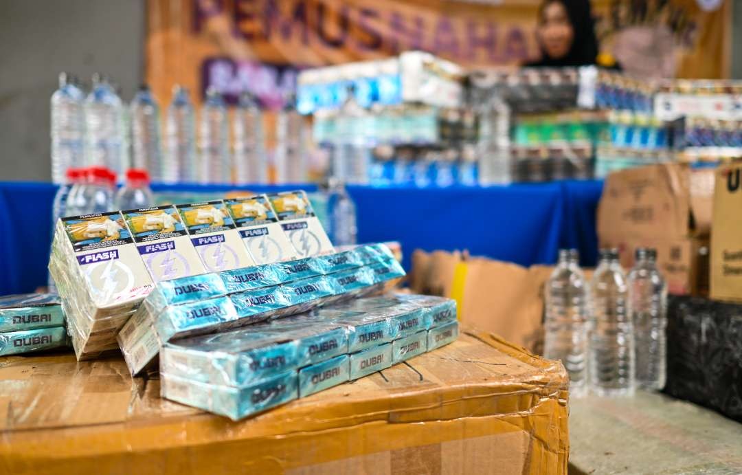 Rokok Ilegal saat diamankan petugas bea cukai Sidoarjo sebelum dimusnahkan (foto : Aini/Ngopibareng.id)