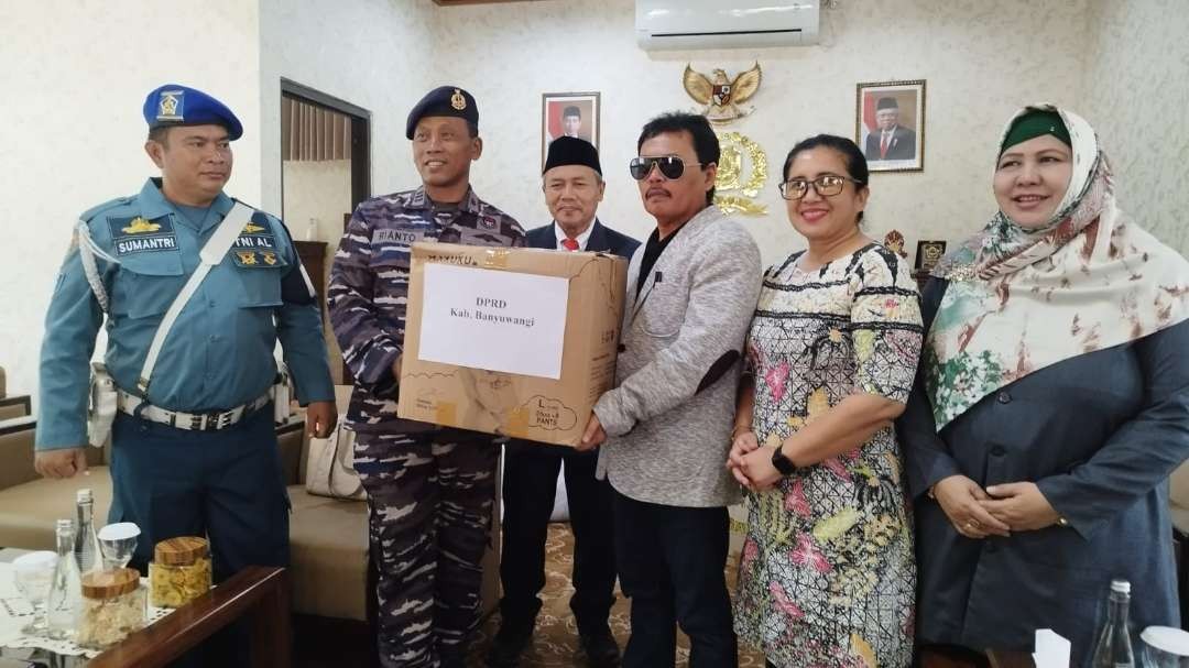 Wakil Ketua DPRD Banyuwangi Ruliyono secara simbolik menyerahkan bantuan ke personel Lanal Banyuwangi (Foto:Muh Hujaini/Ngopibareng.id)