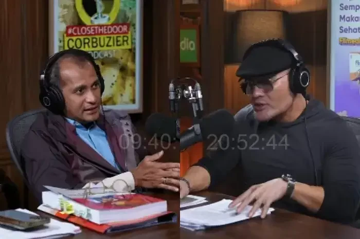 Wamenkumham Eddy Hiariej di podcast Deddy Corbuzier saat membahas sianida mematikan Mirna Salihin dengan terpidana Jessica Wongso, pada 10 Oktober 2023. (Foto: YouTube Deddy Corbuzier)