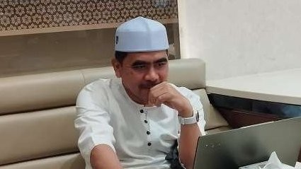 KH Abdul Ghofur Maimoen (Gus Ghofur) saat di Bandara Internasional Jeddah, menunggu jadwal penerbangan. (Foto: a-ghofur/ngopibareng.id)