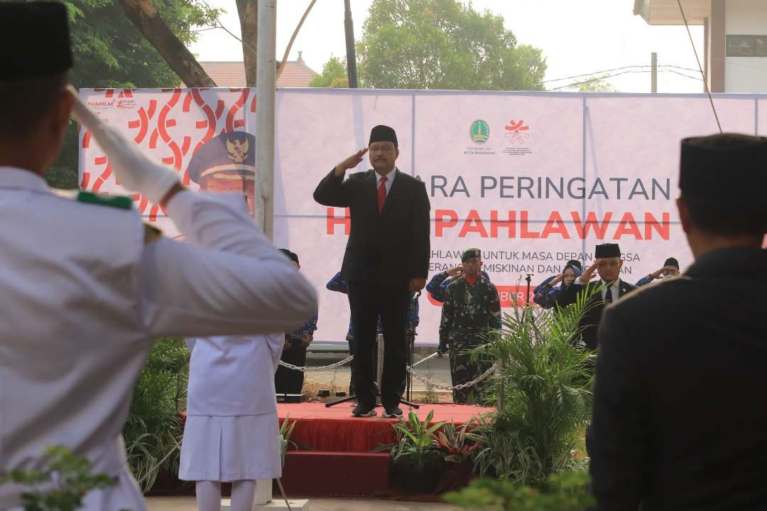 Walikota Pasuruan, Saifullah Yusuf (Gus Ipul) bertindak sebagai inspektur upacara dalamupacara bendera peringatan Hari Pahlawan 10