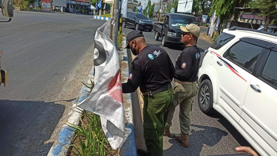 Petugas gabungan di Ponorogo menertibkan alat peraga kampanye yang pemasangannya mencuri start, Rabu 8 November 2023. (Foto: dok. kominfo ponorogo)