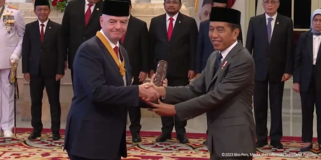 Presiden FIFA, Gianni Infantino mendapatkan Bintang Jasa Pratama atas jasa-jasanya yang turut membantu persepakbolaan di Tanah Air, Jumat 10 November 2023. (Foto: Biro Pers Presiden)