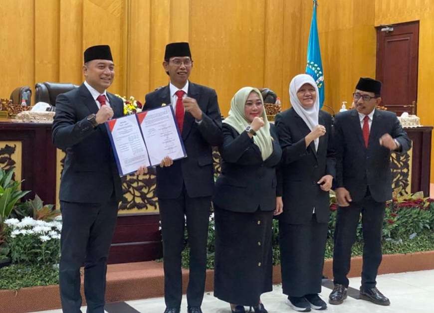 Walikota Surabaya, Eri Cahyadi bersama Ketua DPRD Kota Surabaya, Adi Sutarwijono dan jajaran saat meresmikan APBD 2024 Kota Surabaya. (Foto: Pita Sari/Ngopibareng.id)