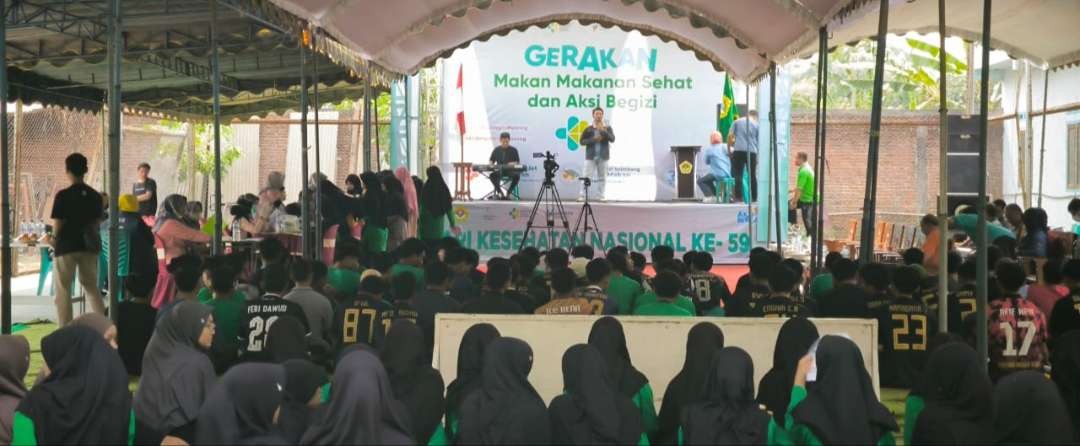 Ratusan santri Pondok Pesantren LDII Kediri ikuti gerakan makan sehat dan aksi bergizi. (Foto: Fendi Lesmana/Ngopibareng.id)