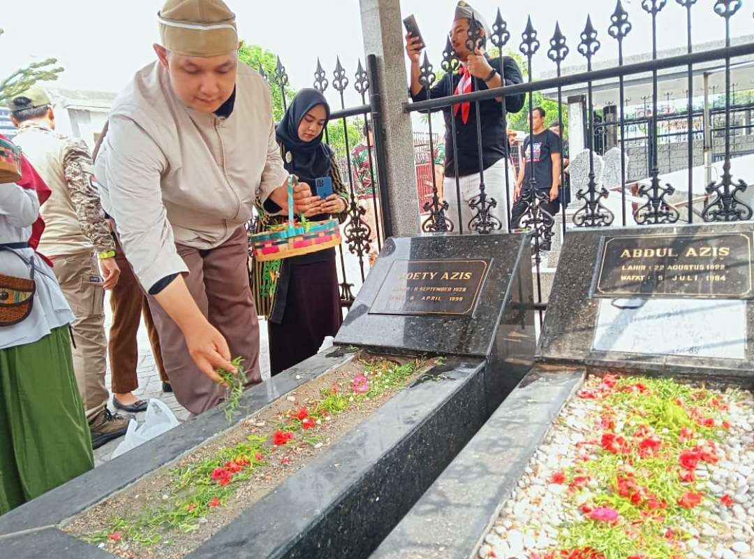 Civitas akademika Stikosa AWS berziarah di TPU Ngagel Surabaya, Jumat 10 November 2023 pagi. Rombongan yang terdiri dari pimpinan, dosen, karyawan, alumni, dan mahasiswa ini berhenti di makam Bung Tomo, tokoh penting dalam peristiwa 10 November 1945. (Foto: istimewa)