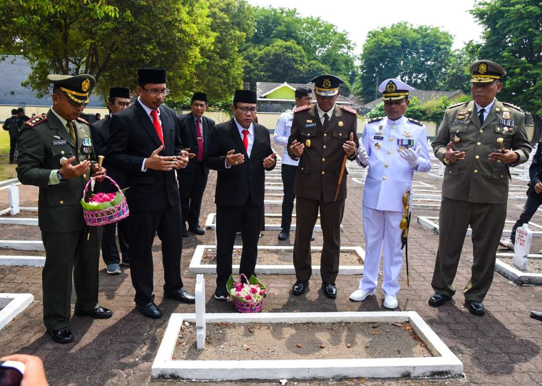 Forkopimda Sidoarjo saat tabur bunga di makam Pahlawan (foto : Aini/Ngopibareng.id)