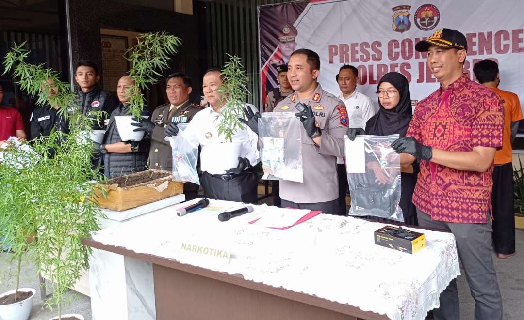 Kapolres Jember AKBP Moh Nurhidayat bersama Forpimda Jember menunjukkan barang bukti peredaran sabu dan budidaya ganja  (Foto: Rusdi/Ngopibareng.id)