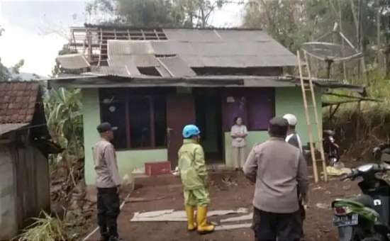 Atap rumah warga di tiga Desa Kecamatan Sumbermalang, Situbondo, porak poranda diterjang hujan dan angin kencang. (Foto: BPBD Situbondo)