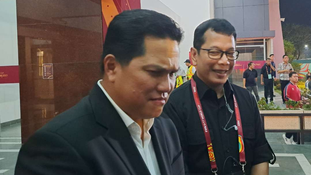 Ketua Umum Persatuan Sepak Bola Seluruh Indonesia (PSSI), Erick Thohir (kiri) didampingi Wishnutama mengulas hasil seri Timnas Indonesia U-17 vs Ekuador, Jumat 10 November 2023. (Foto: Pita Sari/Ngopibareng.id)