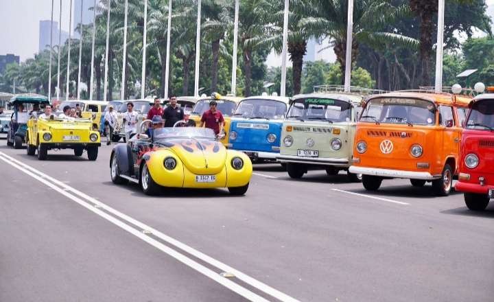 Komunitas pecinta kendaraan VW berbagai model beraksi di halaman Gedung MPR RI Jalan Gatot Subroto. Acara ini diharapkan memperekat tali kebangsaan (Foto: Asmanu Sudharso/Ngopibareng.id)