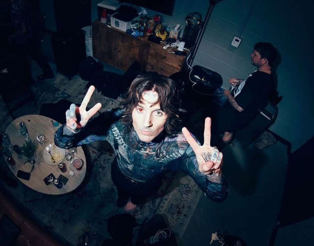 Band rock Bring Me The Horizon (BMTH) berhenti mendadak di tengah konser. (Foto: Instagram @ravelentertainment)