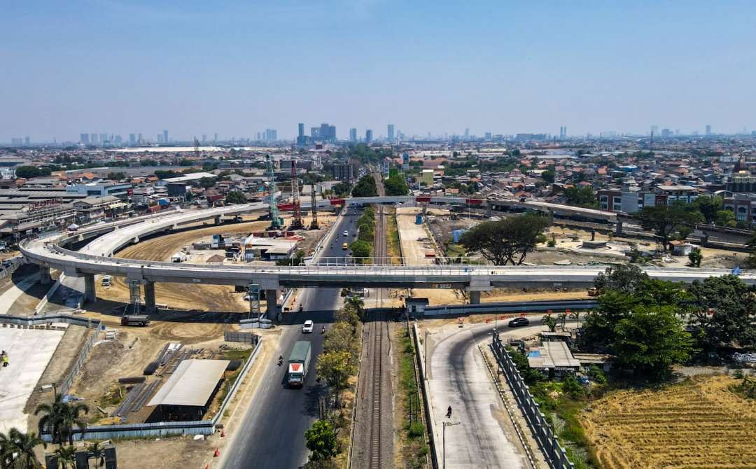 Pemandangan Flyover Aloha tampak dari atas. (Foto: Aini Arifin/Ngopibareng.id)