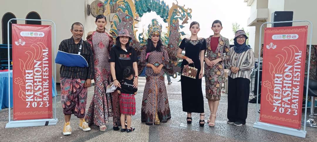 Kediri Fashion Batik Festival yang diadakan di Monumen Simpang Lima Gumul Sabtu, 11 November 2023. (Foto: Fendi Lesmana/Ngopibareng.id)