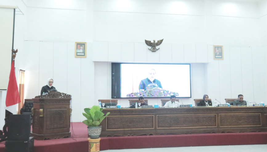 Pj. Bupati Lumajang, Indah Wahyuni (Yuyun) menegaskan jika kebijakan umum APBD Tahun 2024 telah selaras dengan pokok-pokok kebijakan fiskal nasional. (Foto: Kominfo Lumajang)