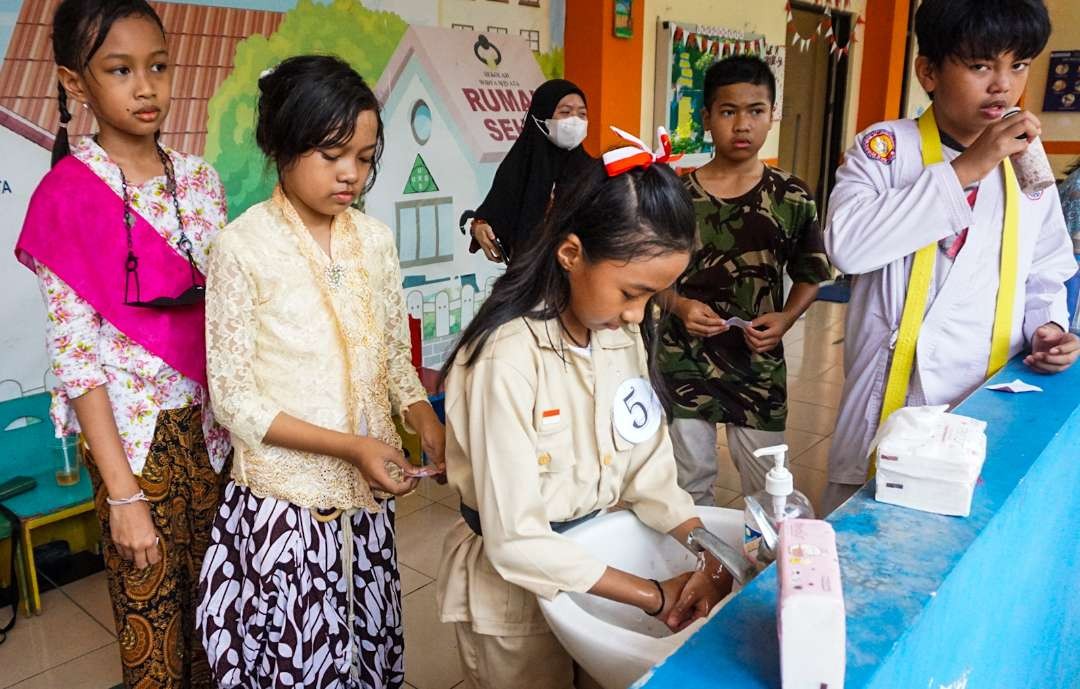 Siswa di Sidoarjo saat ikuti sosialisasi cuci tangan dan etika batuk yang benar. (Foto: Aini Arifin/Ngopibareng.id)