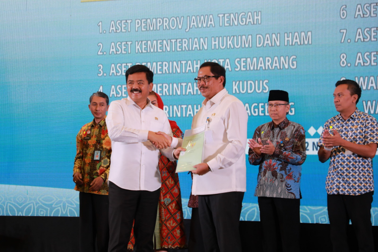 Gubernur Jawa Tengah, Nana Sudjana (kanan) dan Menteri Agraria dan Tata Ruang/Badan Pertanahan Nasional (ATR/BPN), Hadi Tjahjanto, saat menghadiri Rapat Koordinasi GTRA Jawa Tengah di Semarang, Kamis 2 November 2023. (Foto: Humas Jateng)