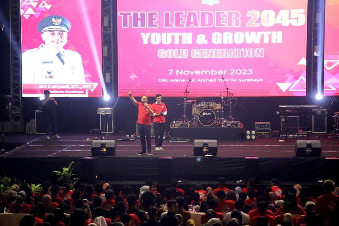 Walikota Surabaya Eri Cahyadi membakar semangat para pemuda dan pemudi Surabaya di acara The Leader 2045, Selasa 7 November malam lalu. (Foto: Pemkot Surabaya)