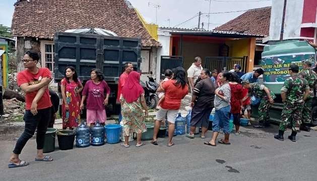 Warga di sejumlah desa di Kabupaten Probolinggo antre air bersih. (Foto: Ikhsan Mahmudi/Ngopibareng.id)