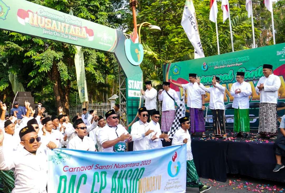 Gus Muhdlor saat berangkatkan Carnaval hari santri di Sidoarjo (foto : Aini/Ngopibareng.id)