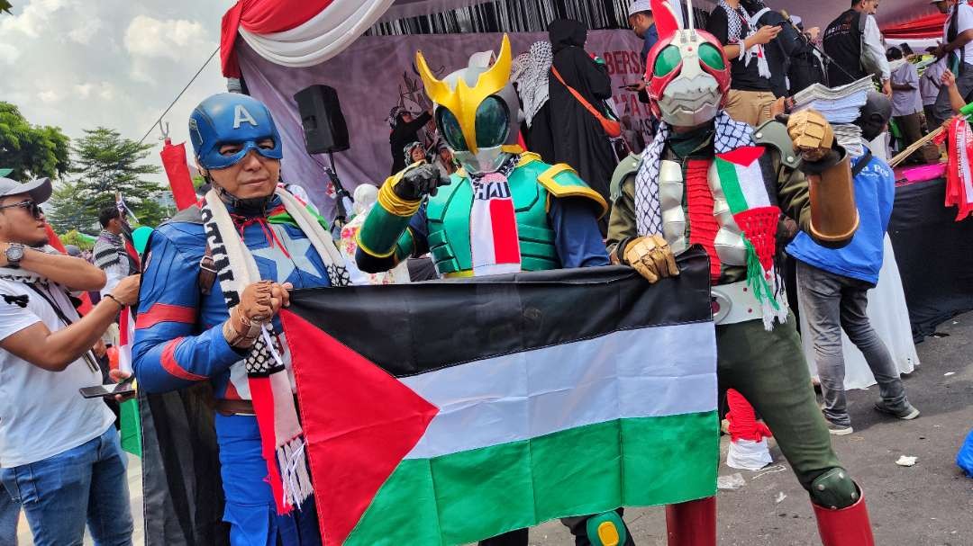 Cosplayer mengikuti Aksi Bela Palestina di depan Gedung Negara Grahadi, Surabaya, Minggu 12 November 2023. (Foto: Fariz Yarbo/Ngopibareng.id)