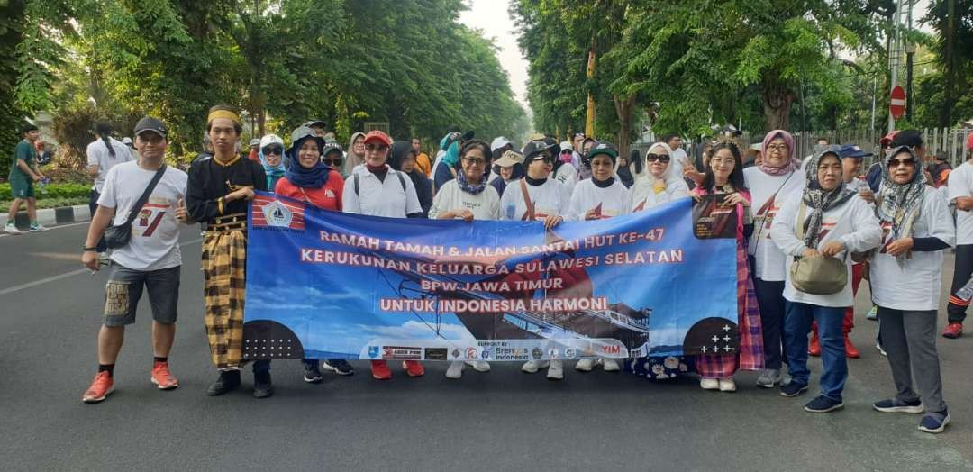 KKSS Jatim saat jalan sehat di sekitar Taman Bungkul, Surabaya, Minggu, 12 November 2023. (Foto: KKSS Jatim)