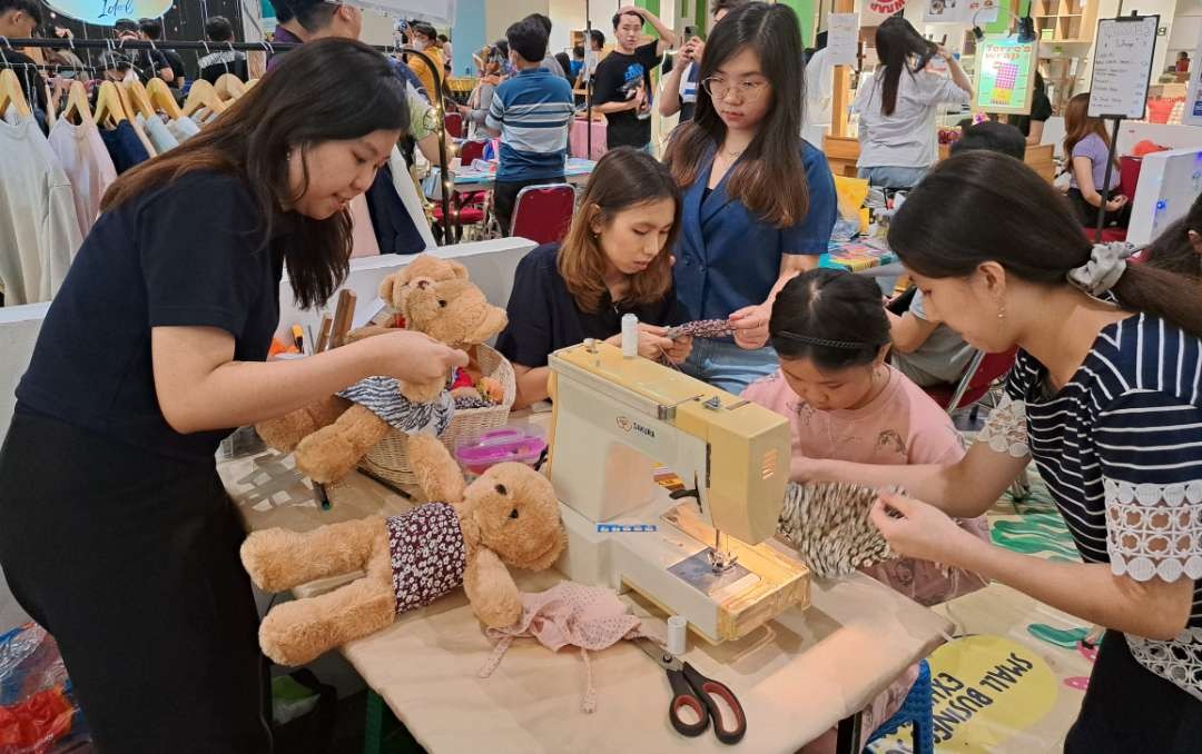 Workshop daur ulang baju bekas menjadi oufit Teddy Bear yang diadakan mahasiswa PCU. (Foto: Pita Sari/Ngopibareng.id)