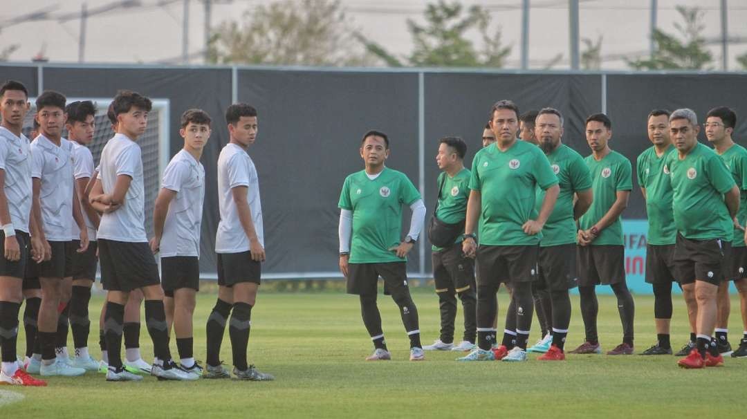 Pelatih Timnas U-17, Bima Sakti saat memimpin latihan tim di Lapangan A Komplek Stadion Gelora Bung Tomo (GBT), Surabaya, Minggu 12 November 2023. (Foto: Istimewa)