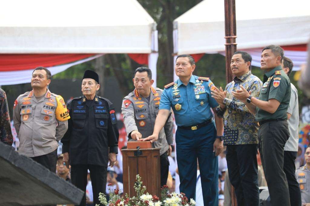 Kapolri Jenderal Polisi Listyo Sigit Prabowo dan Jenderal TNI Laksamana Yudo Margono.disaksikan Pj Gubernur Jawa Tengah, Nana Sudjana Monumen Jenderal Polisi Hoegeng Iman Santoso di Stadion Hoegeng, Kota Pekalongan, Sabtu, 11 November 2023. (Foto: Pemprov Jateng) meresmikan