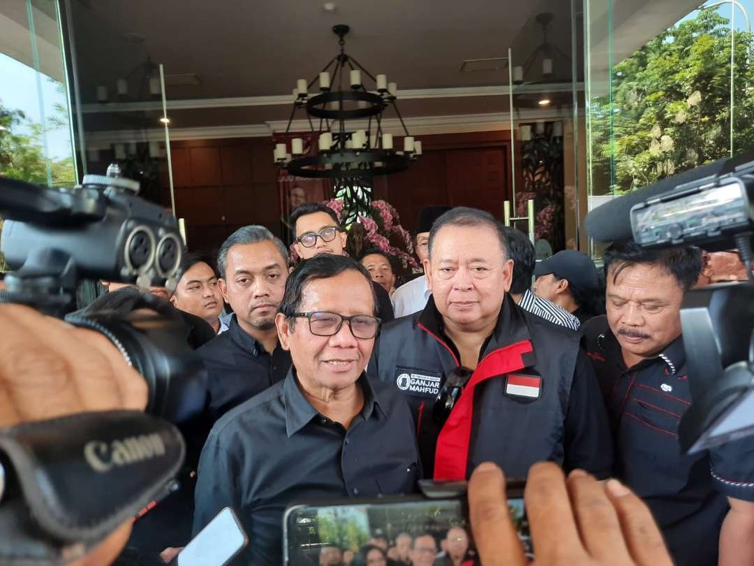 Cawapres Mahfud MD percaya penuh pada mantan Kapolda Jatim Luki Hermawan untuk memenangkan pasangan Ganjar-Mahfud pada Pilpres 2024 mendatang. (Foto: Tim Media Ganjar Pranowo)