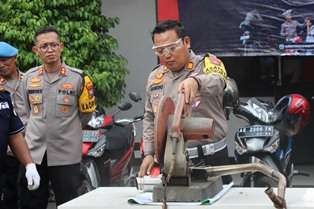 Kapolres Ponorogo AKBP Wimboko saat menunjukkan sepeda motor dengan knalpot brong di Aula Wengker Polres Ponorogo,Sabtu 11 November 2023.(Foto: dok. polres)