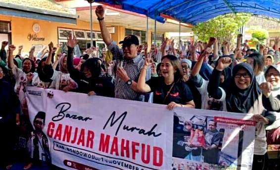 Sahabat Ganjar Bondowoso menarik hati masyarakat mendukung capres-cawapres Ganjar - Mahfud dengan menggelar bazar sembako murah.(Foto: Frima Sahabat Ganjar Bondowoso)