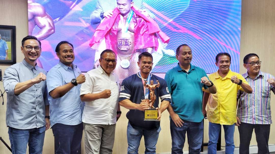 Binaragawan Jatim, Akbar Nur Azmi (tengah) bersama Ketua KONI Jatim M Nabil dan jajaran di Gedung KONI Jatim, Surabaya, Senin 13 November 2023. (Foto: Fariz Yarbo/Ngopibareng.id)