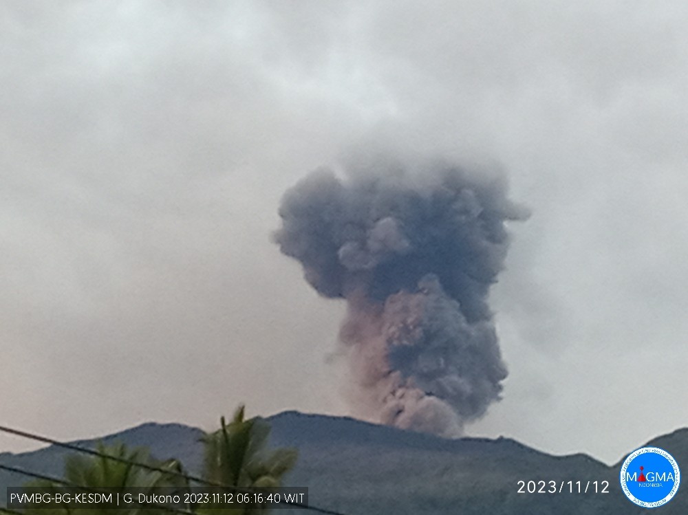 Gunung Dukuno di Pulau Halmahera, Maluku Utara alami erupsi , Minggu 12 November 2023. (Foto: magma.esdm)