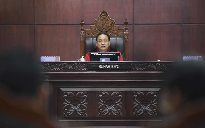 Hakim Konstitusi (MK) Suhartoyo mengucapkan sumpah jabatan sebagai Ketua Mahkamah Konstitusi (MK) hari ini Senin, 13 November 2023. (Foto: Ant)