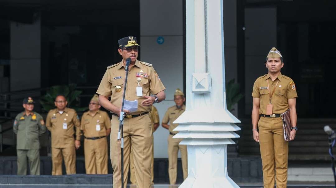 Pj Gubernur Jateng, Nana Sudjana saat memimpin Apel Pagi di Halaman Kantor Gubernur, Senin, 13 November 2023.  (Foto: Pemprov Jawa Tengah)