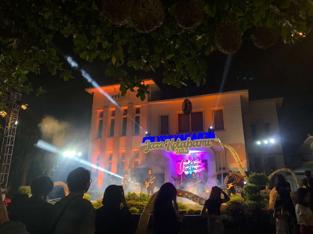 Sejumlah suster dan pemuda dengan  peci hitam tampak berbaur di halaman RRI Jogjakarta. Juga tampak para romo dan remaja gereja. Mereka sedang menyaksikan pertunjukan musik jazz yang sudah secara rutin berlangsung setiap tahun. Sejak 2019 lalu. (Foto: Arif Afandi/Ngopibareng.id)