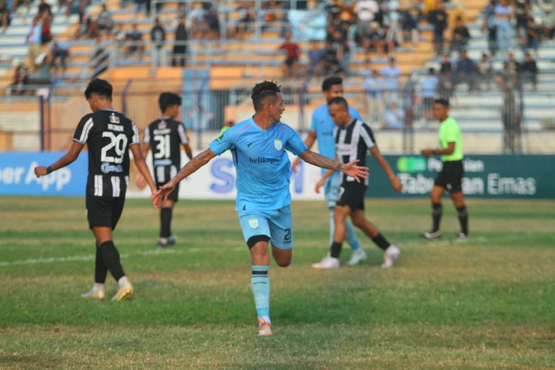 Striker Persela Silvio Escobar selebrasi usai mencetak gol ke gawang PSCS Cilacap (Foto: Imron Rosidi/ngopibareng.id)