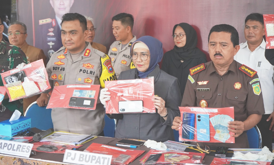 Pj. Bupati Lumajang, Indah Wahyuni (Yuyun) saat hadir dalam gelar ungkap narkoba di Polres Lumajang, Senin 13 November 2023. (Foto: Kominfo Lumajang)