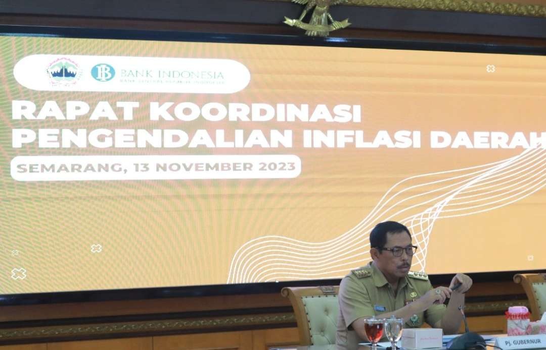 Pj Gubernur Jawa Tengah Nana Sudjana saat mengikuti rapat koordinasi pengendalian inflasi bersama Menteri Dalam Negeri Tito Karnavian secara daring di Kantor Gubernur Jawa Tengah, Senin, 13 November 2023. (Foto: Pemprov Jawa Tengah)