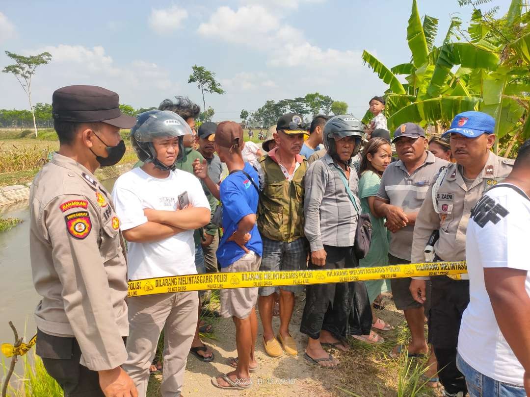 Polisi saat mengamankan dan melakukan olah TKP di Jember. (Foto: Dok Polsek Jombang)