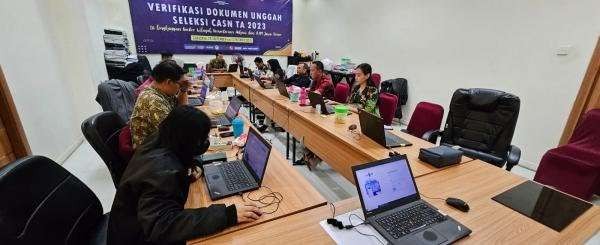 Tim Kanwil Kemenkumham Jatim waktu verifikasi dokumen unggah seleksi CASN 2023. (Foto: Humas Kemenkumham Jatim)