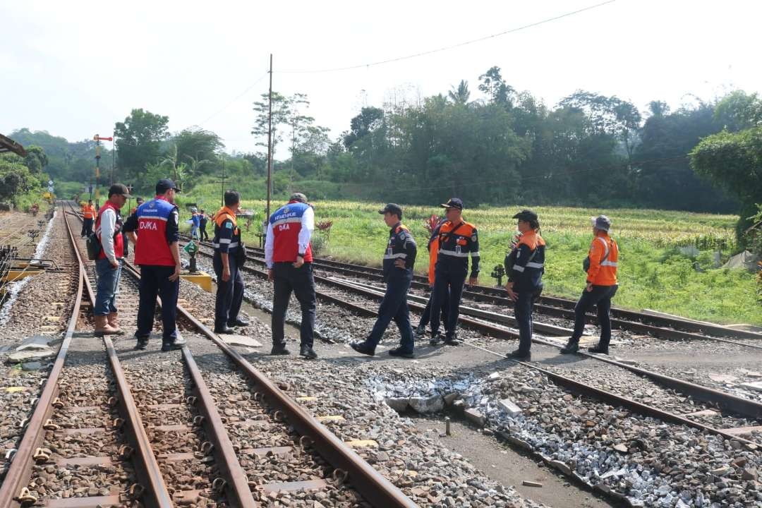 Petugas KAI Daop 9 Jember cek jalur untuk memastikan keamanan perjalanan kereta api. (Foto: Istimewa)