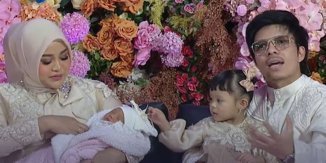 Pasangan Aurel Hermansyah dan Atta Halilintar memperkenalkan putri keduanya bernama Azzura Humaira Nur Atta, Selasa 14 November 2023. (Foto: Instagram)