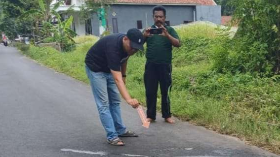 Polisi saat melakukan olah TKP kasus penyiraman air keras (Foto: Dok Polsek Panti)