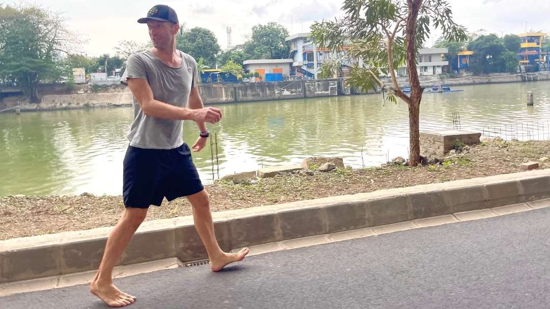 Persiapan konser di Stadion GBK, Chris Martin, vokalis band Coldplay jalan-jalan sambil nyeker alias tanpa alas kaki. (Foto: X Coldplay)