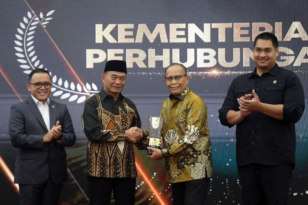 Menko PMK, Muhadjir Effendy memberikan piagam penghargaan Gerakan Masyarakat Hidup Sehat (Germas) Award, Selasa 14 November 2023. (Foto: Istimewa)